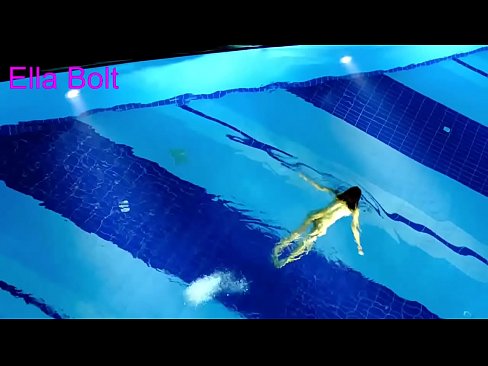 ❤️ No puc parar de mirar-la, jove rossa presa nedant nua a la piscina del complex ELLA BOLT Vídeo de merda  al ca.hentaisaturn.ru ☑