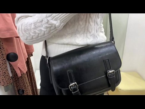 ❤️ Masturbació pública de la jove gossa FeralBerry amb un consolador al provador Vídeo de merda  al ca.hentaisaturn.ru ☑