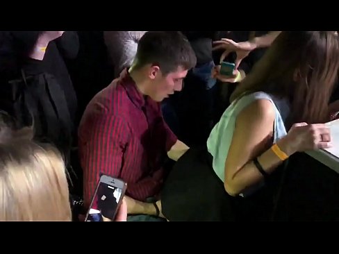 ❤️ Sexe real en una discoteca russa. Noia russa de 18 anys a l'anus i la vagina follada en una discoteca Vídeo de merda  al ca.hentaisaturn.ru ☑