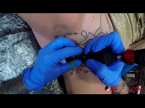 ❤️ La bomba Sully Savage, molt tatuada, es va tatuar al clítoris Vídeo de merda al ca.hentaisaturn.ru ☑